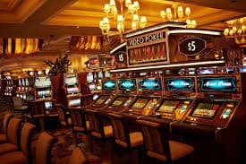 Acara komunitas dan kolaborasi tim dalam pengembangan platform hiburan daring